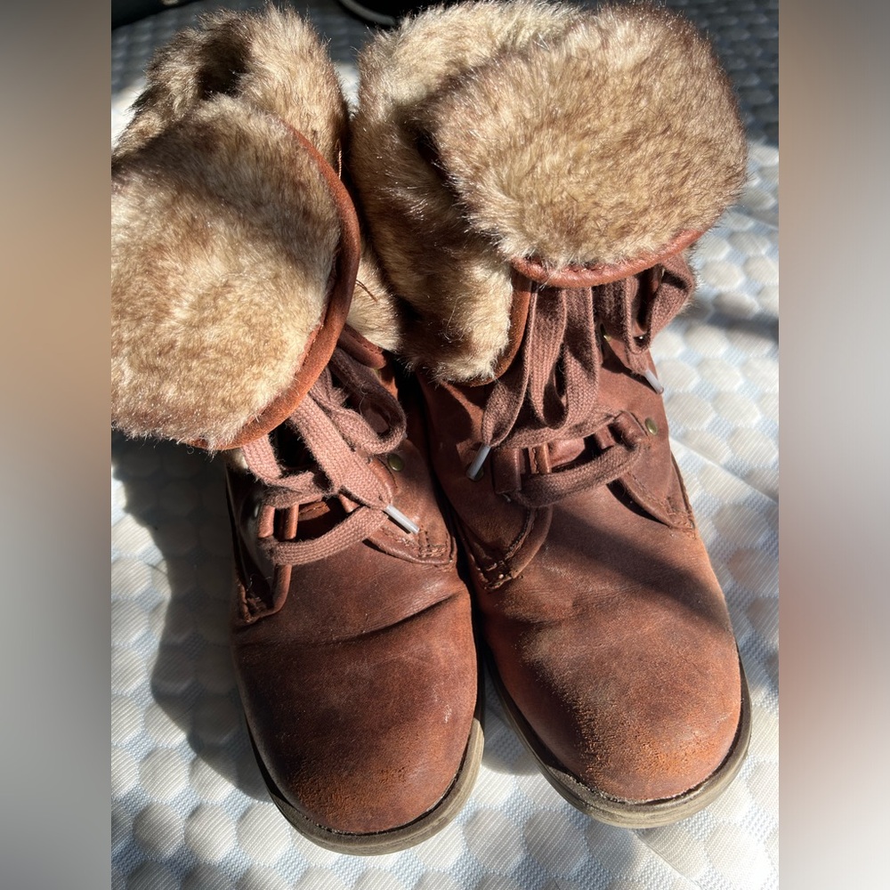 Brown boots fur lined. Women’s size 8